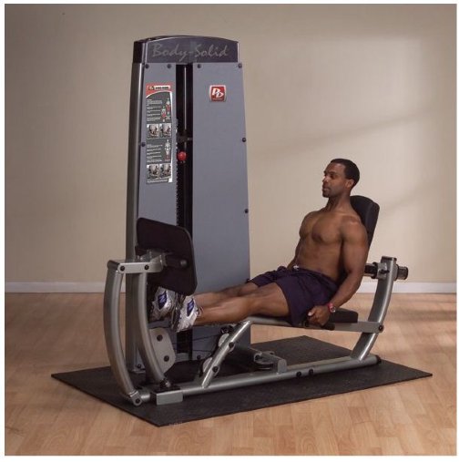 Эргономичное наклонное сиденье со спинкой, регулируемой в 12 положениях, позволяет атлетам любой комплекции комфортабельно и безопасно тренировать икроножные мышцы и выполнять жим ногами