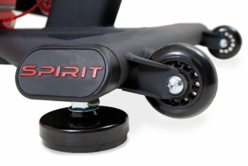 Тренажер оснащен компенсаторами неровностей пола и транспортировочными роликами Тренажер оснащен компенсаторами неровностей пола и транспортировочными роликами