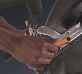 Рукоятки регулируются очень просто с помощью рычажка "вверх-вниз", а сиденье с помощью рычажка "поверни-потяни" для идеального положения во время длительных тренировок Рукоятки регулируются очень просто с помощью рычажка "вверх-вниз", а сиденье с помощью рычажка "поверни-потяни" для идеального положения во время длительных тренировок